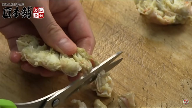 脚の付け根を切る